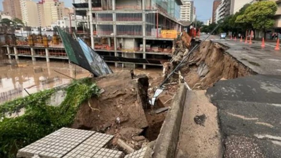 Temporal en Córdoba: derrumbe en plena avenida, destrozos y decenas de evacuados