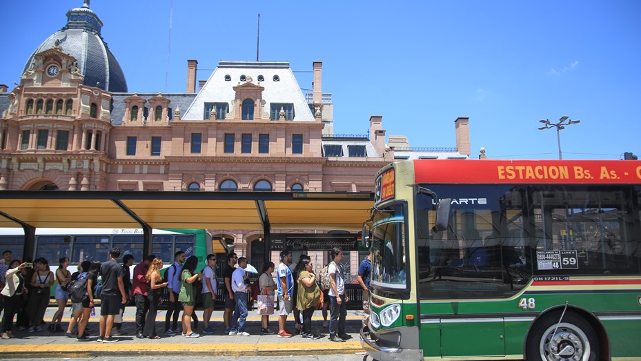 Aumentaron 45% los boletos de colectivos y trenes