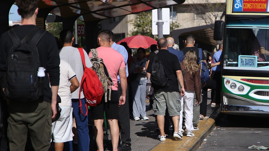 Empresarios de colectivos estiman que el boleto real en marzo debería costar $1500