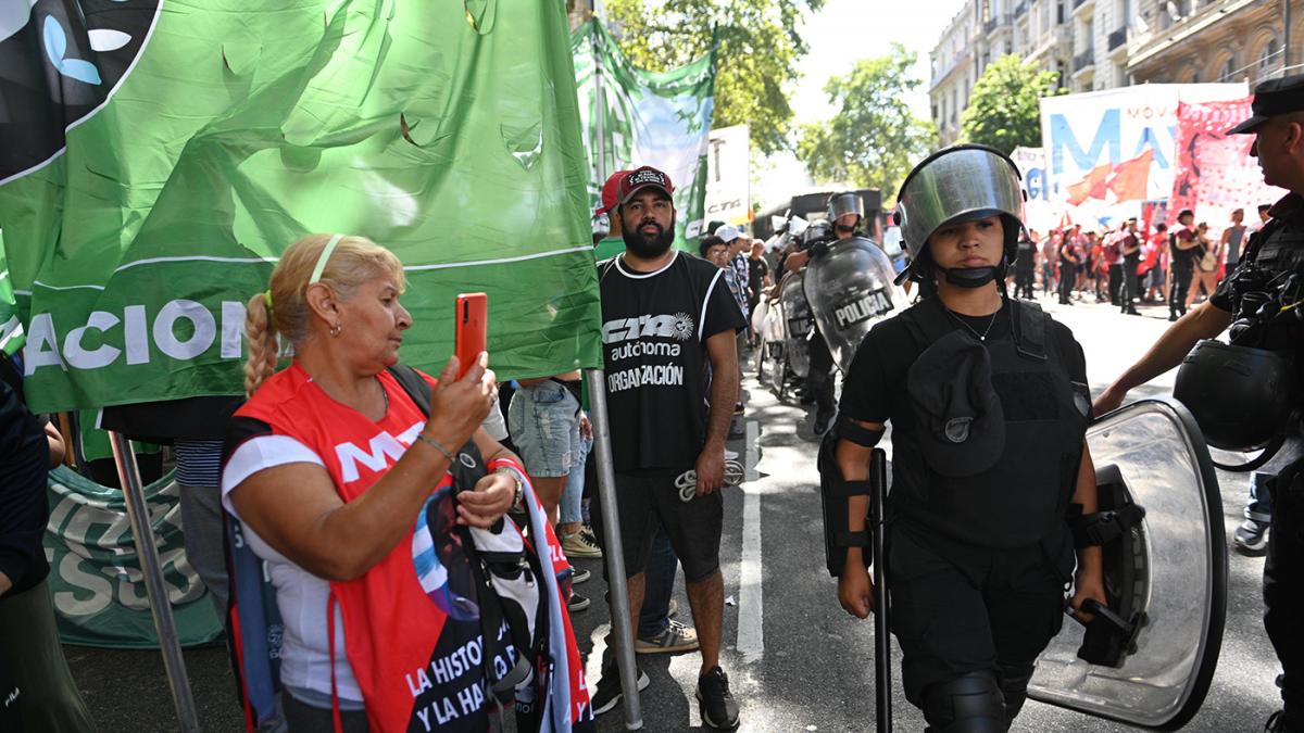 Gremios y organizaciones sociales comenzaron a movilizarse hacia el Congreso