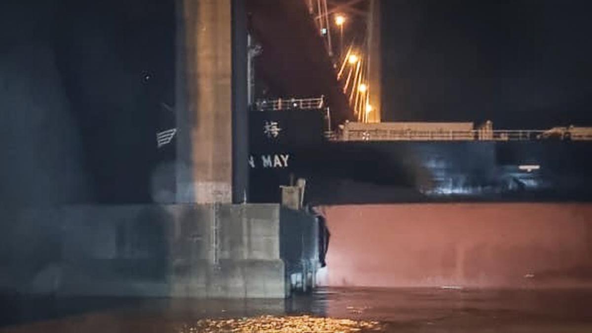 Un barco cerealero embistió una de las columnas del puente Zárate-Brazo Largo