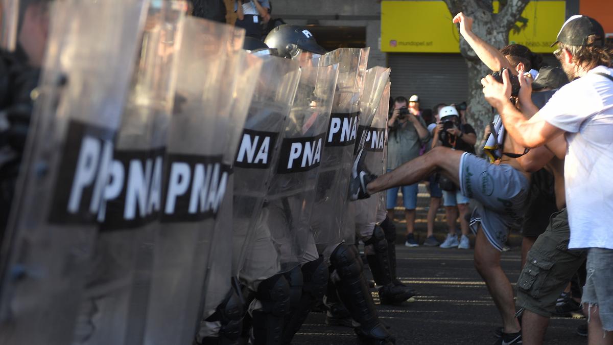 Fuerzas de seguridad avanzaron sobre manifestantes que ocuparon avenida frente al Congreso