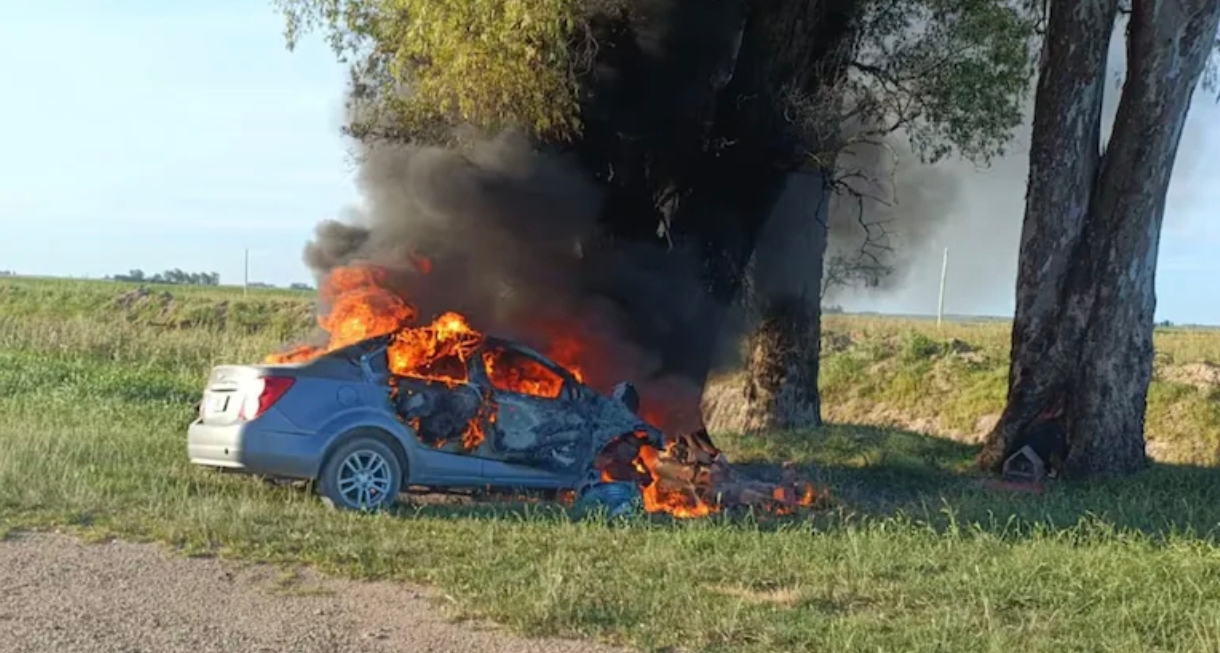 Horror en Córdoba: mató a su pareja, escapó y murió al estrellarse contra un árbol al costado de la ruta