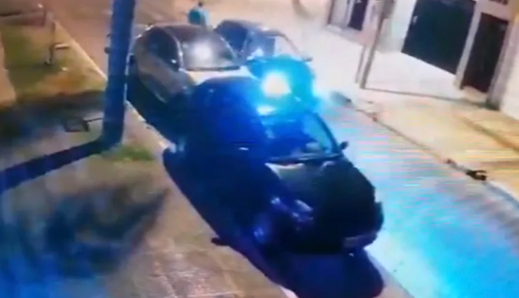 Impactante video: una mujer fue a buscar a su hijo a la casa de un amigo y la balearon en un intento de robo