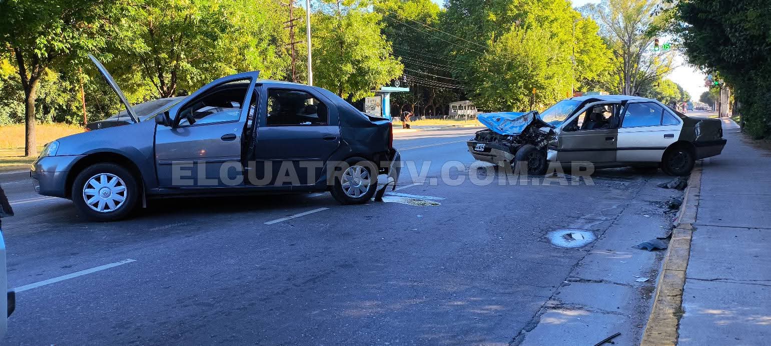 Terrible choque de dos autos frente a la estación de La Unión