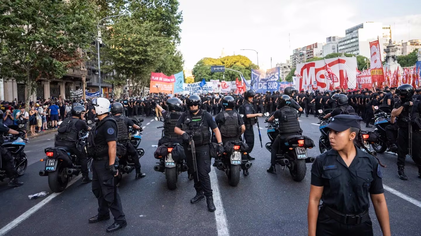 La policía motorizada dispara balas de goma frente al Congreso en medio de la protesta piquetera