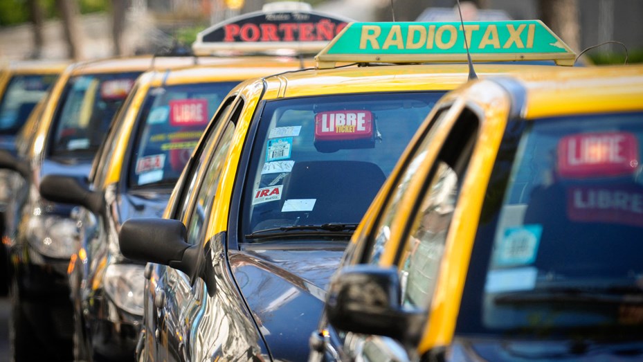 Sube 50% la tarifa de taxis en dos tramos y 13,6% la de subtes