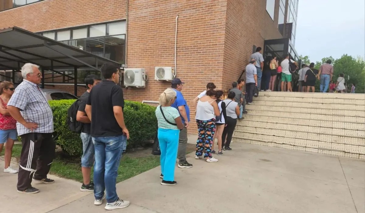 Largas filas en los centros de atención SUBE de la región para registrar la tarjeta en Ezeiza