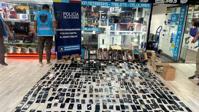 Secuestraron mil celulares robados en siete locales del microcentro porteño