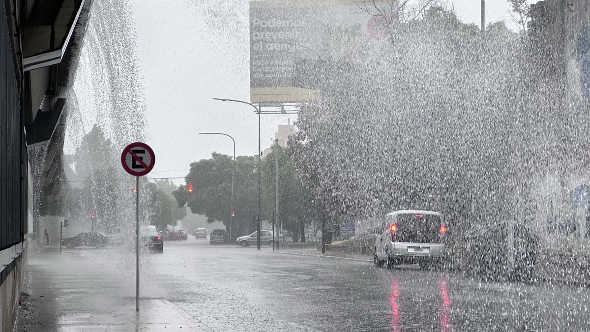 Calles inundadas, cortes de luz y problemas en vuelos y subtes por fuertes tormentas