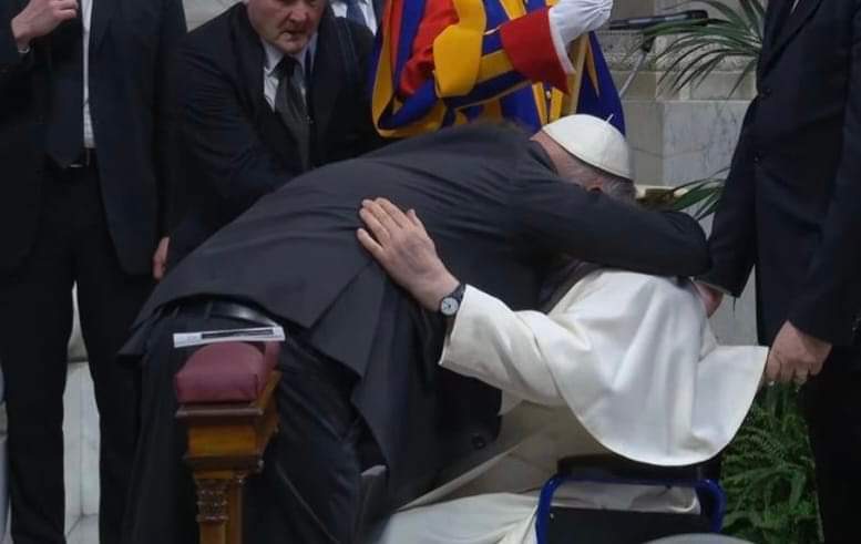 Javier Milei y el papa Francisco se saludaron con un fuerte abrazo durante la misa de canonización de Mama Antula