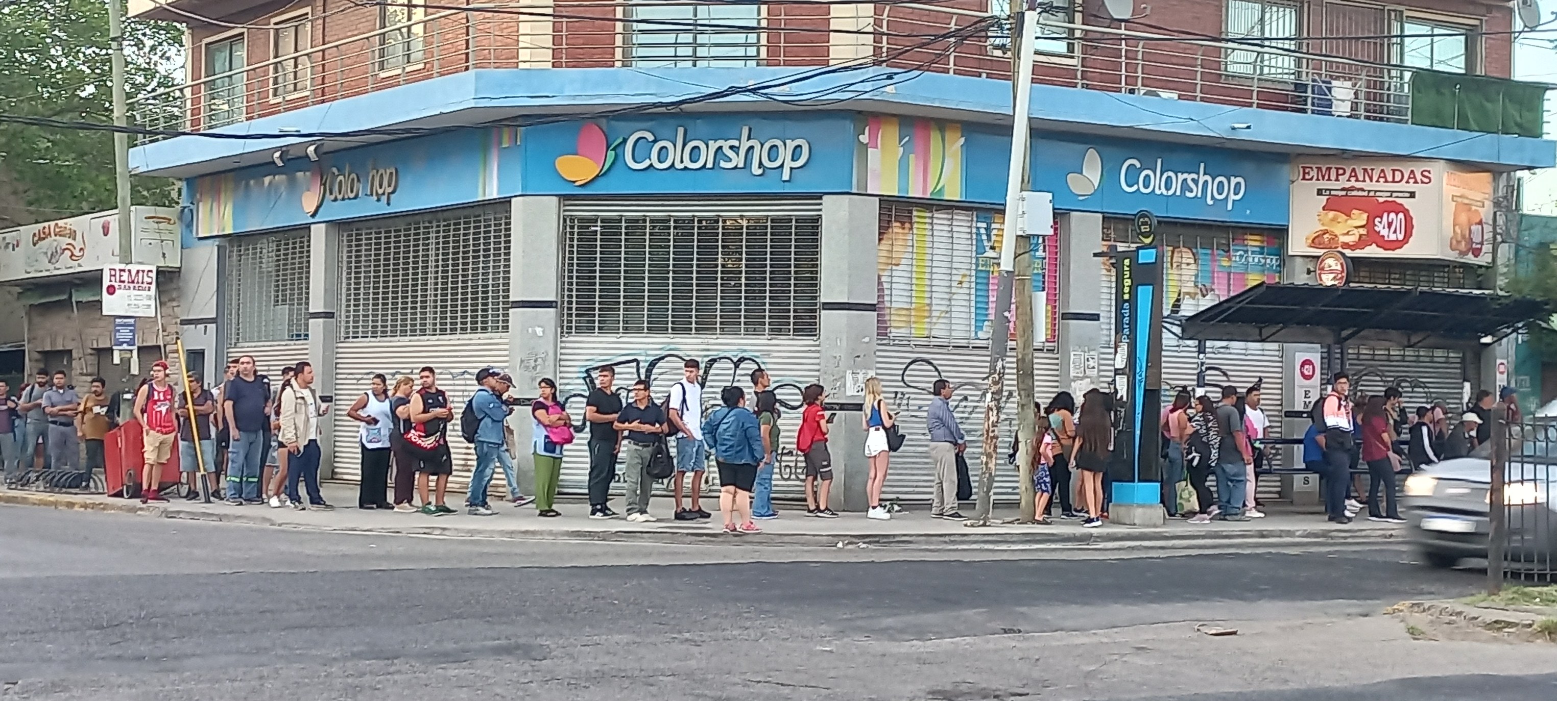 Con alto acatamiento, rige el paro de trenes y hay largas filas en las paradas de colectivos