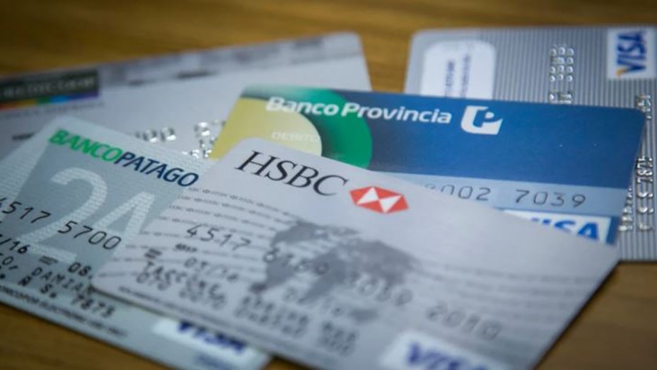 Por la inflación, los bancos vuelven a aumentar las comisiones y las tasas por los atrasos en el pago de la tarjeta de crédito