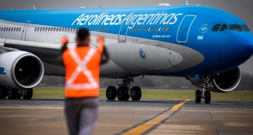 Aerolíneas Argentinas cancela acumulación de millas para funcionarios con pasajes pagados por Estado