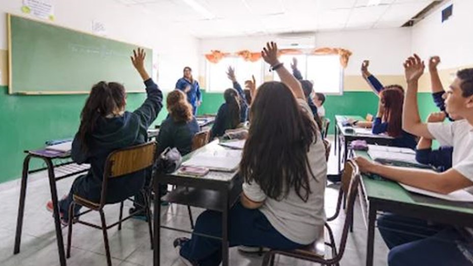 Casi 200 mil estudiantes del nivel secundario comienzan este lunes las clases en CABA