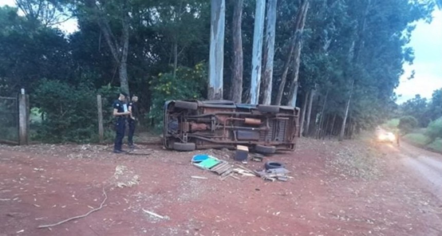 Dos adolescentes murieron tras volcar la camioneta en la que circulaban junto a otros menores