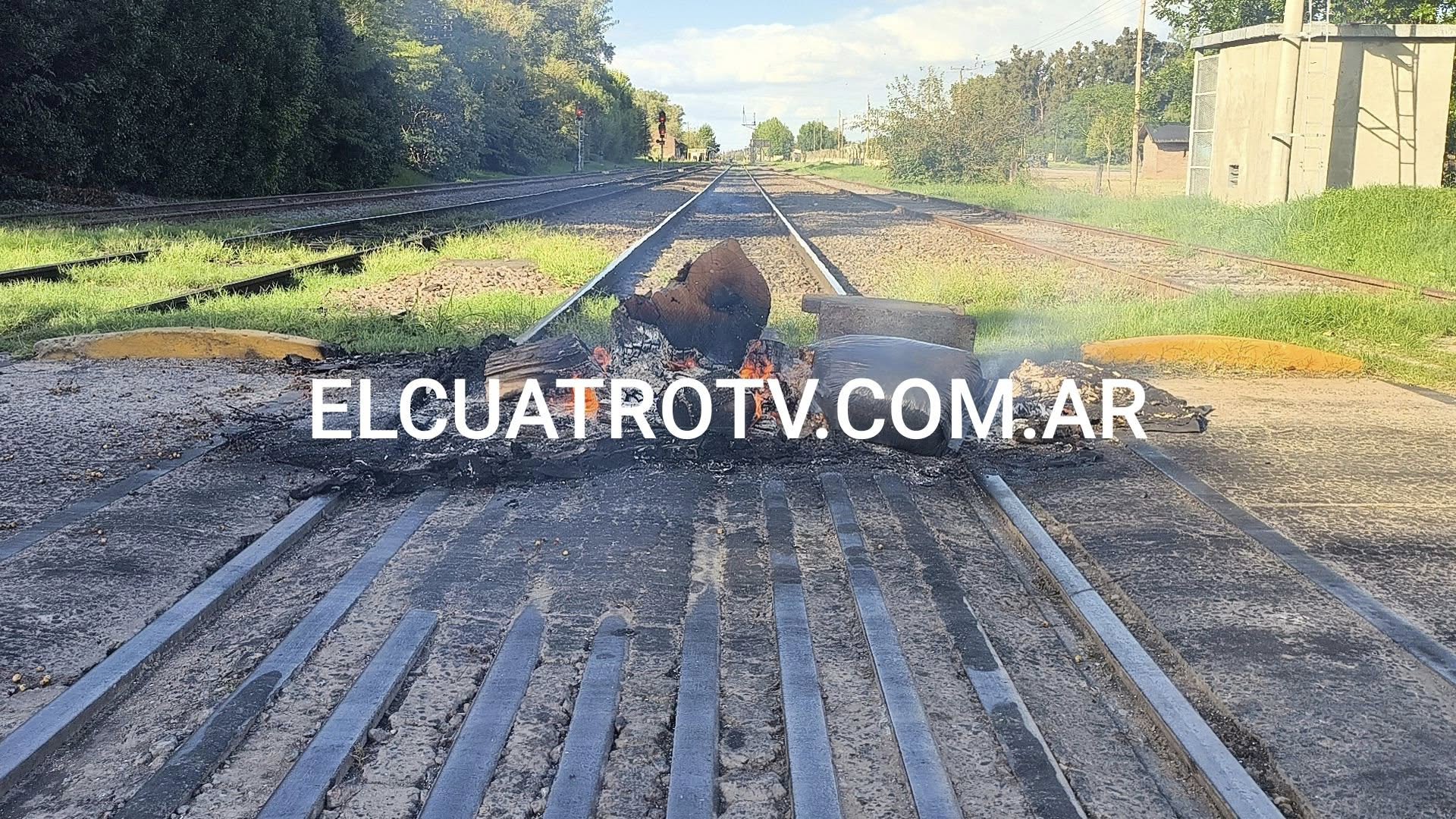 Vecinos cortaron la ruta y las vías luego de 40 horas sin luz en Vicente Casares