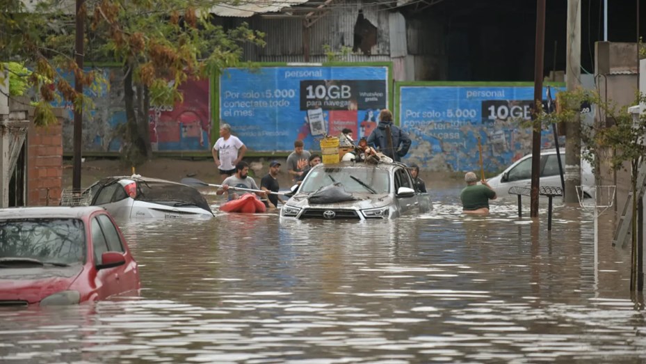 Bahía Blanca: son 16 los muertos por el temporal y continúa la búsqueda de desaparecidos