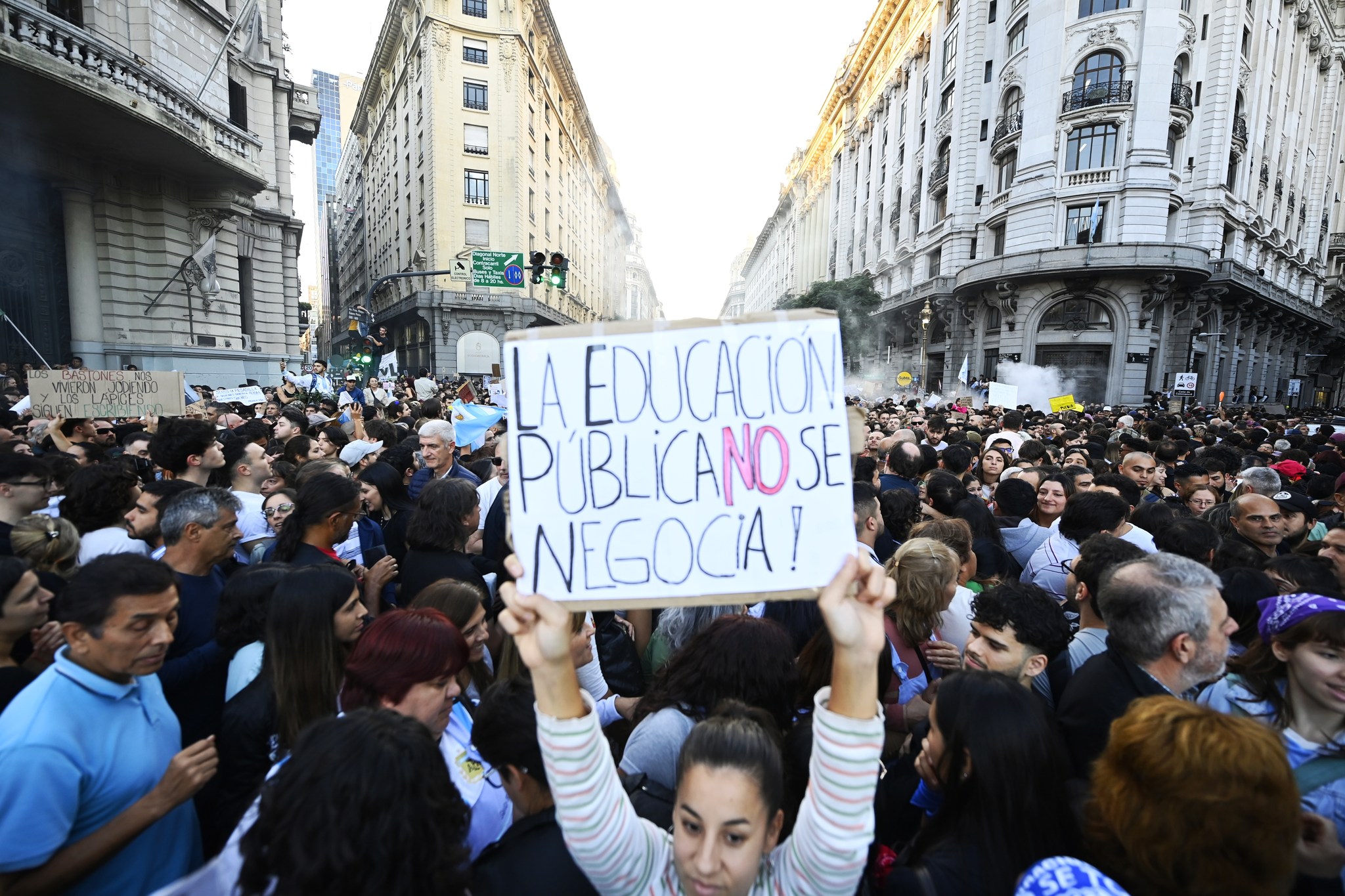 Marcha por la universidad pública: más de 150 mil personas colmaron la Plaza de Mayo