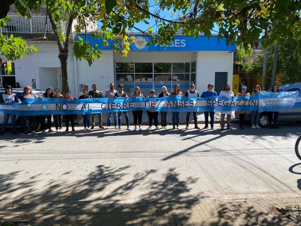 Trabajadores despedidos de la Anses Spegazzini realizaron un banderazo y pidieron por su reincorporación