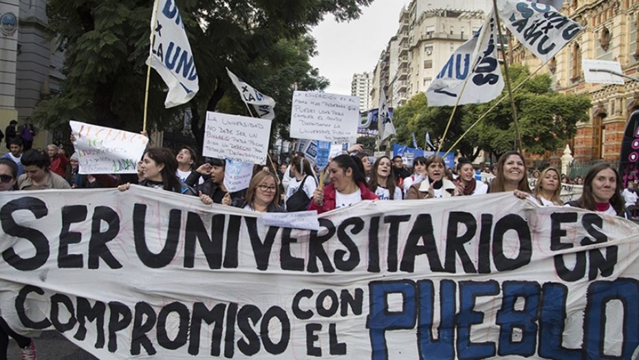 Se suman universidades privadas a la marcha en defensa de la Educación Pública