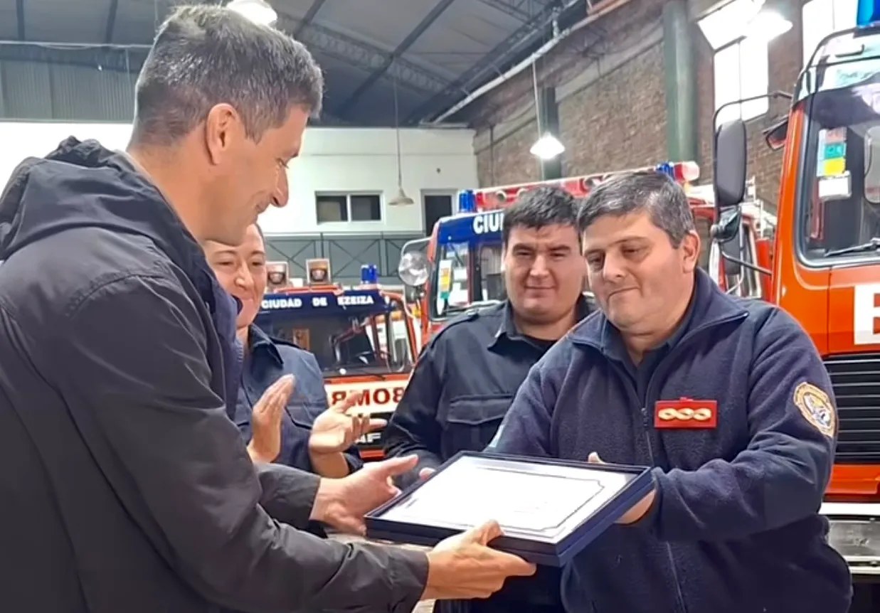 Bomberos de Ezeiza reconocieron al Senador Bucca