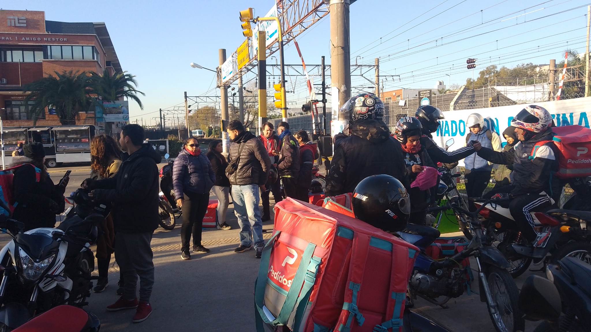 Repartidores de una aplicación reclamando más seguridad artos de los robos en Ezeiza