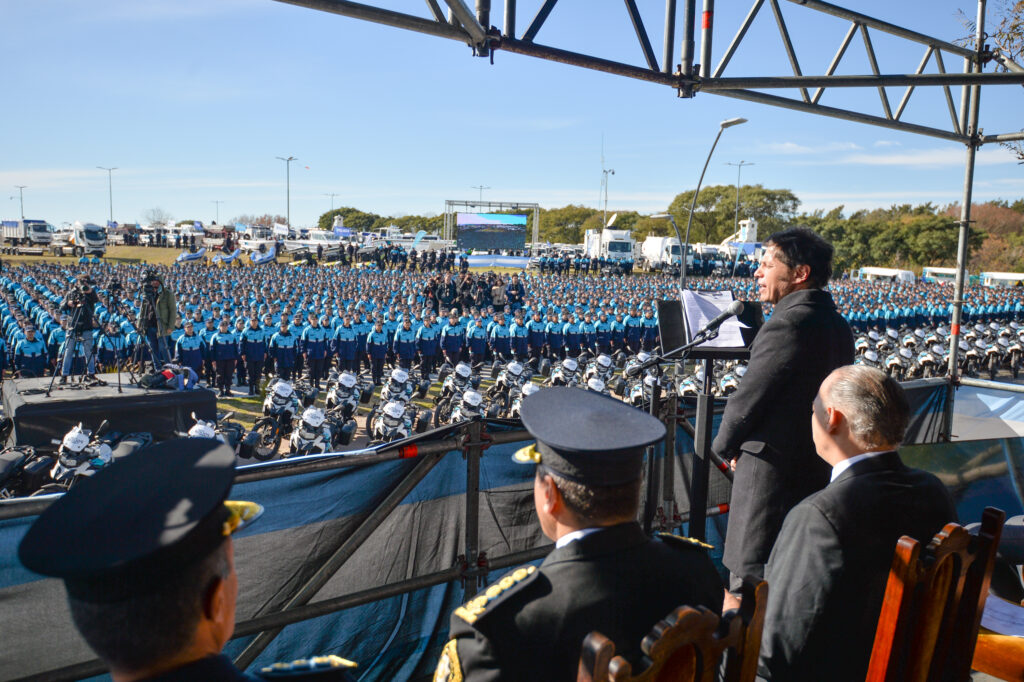 Kicillof encabezó el egreso de cadetes y volvió a reprochar a Nación “la falta de ayuda de las fuerzas federales”