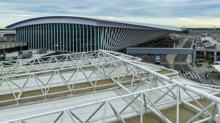 Allanaron el aeropuerto de Ezeiza tras denuncia de una pasajera: dos policías en la mira 