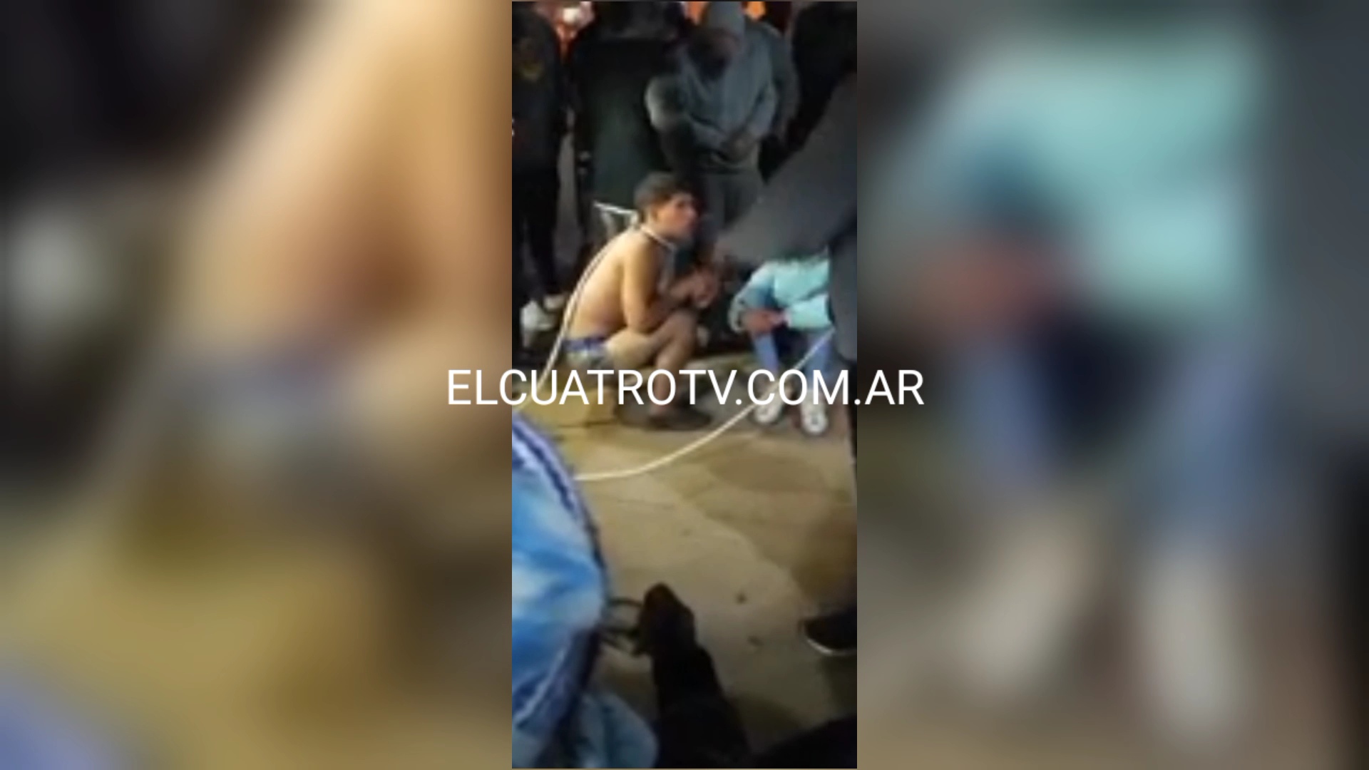 Vecinos de Ezeiza ataron a dos ladrones, los obligaron a caminar de rodillas y casi los prenden fuego