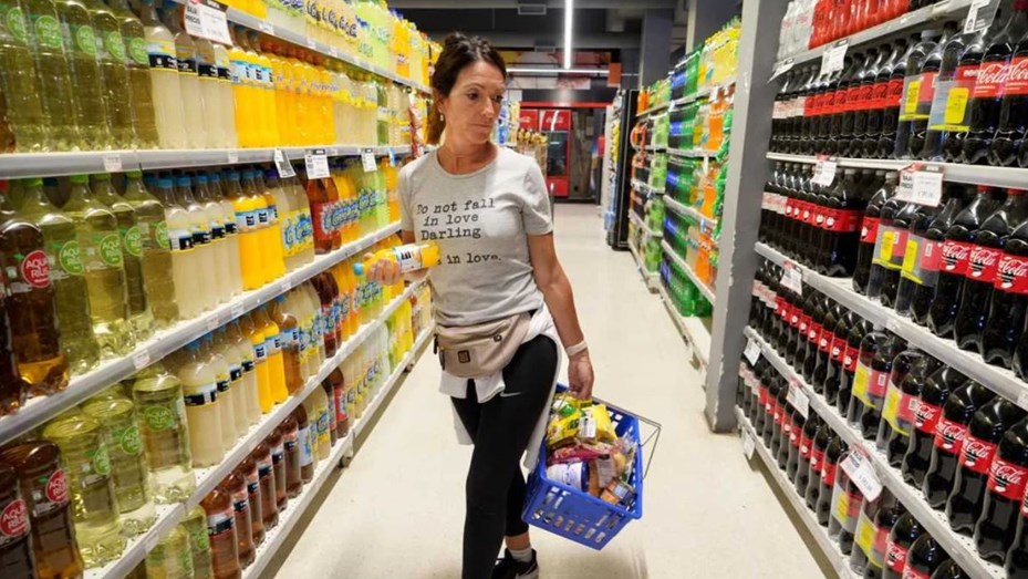 Derrumbe en la venta de alimentos y bebidas: cuánto cayó en el año y el dato que preocupa a empresas