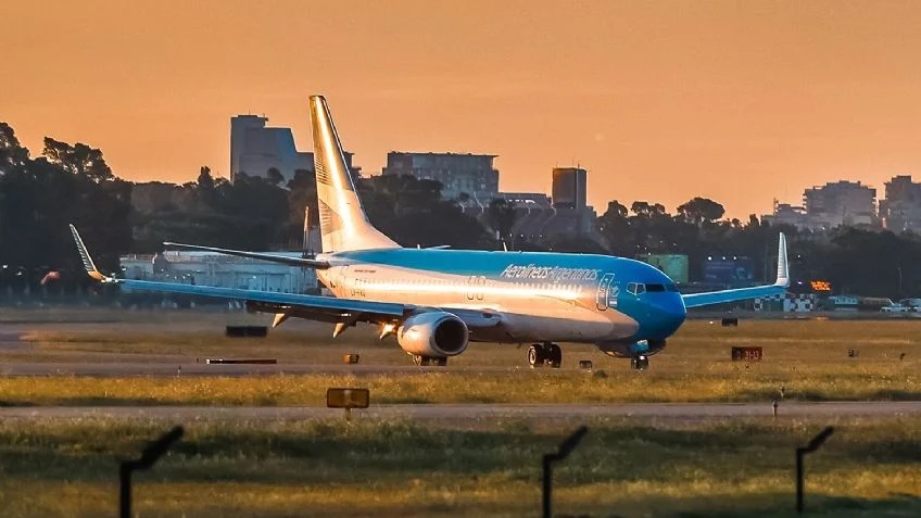 Alarma de incendio en un vuelo de Aerolíneas que iba a Neuquén: tuvo que aterrizar de emergencia en Ezeiza