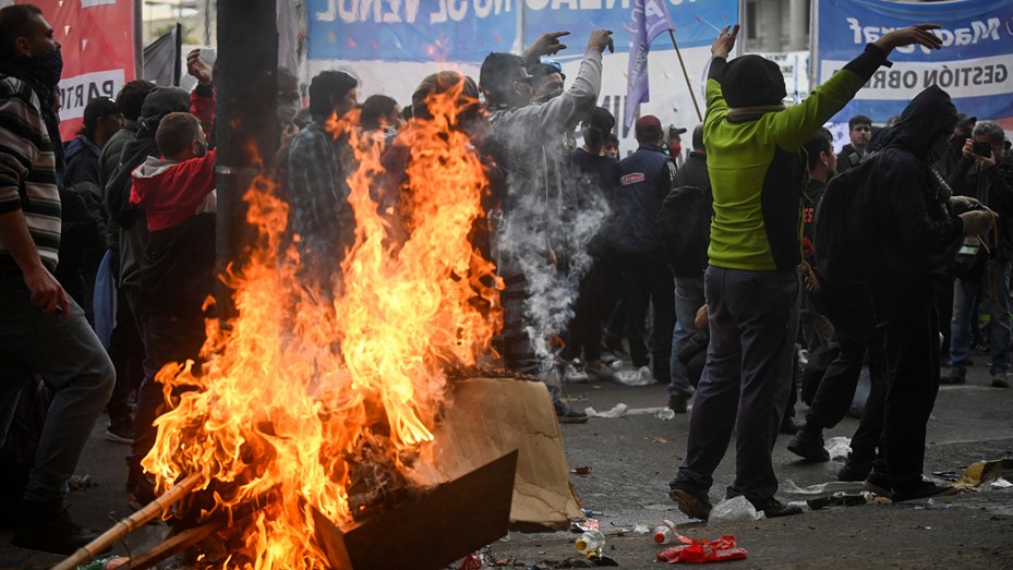 Tensión en el Congreso: gases, autos incendiados y 20 detenidos