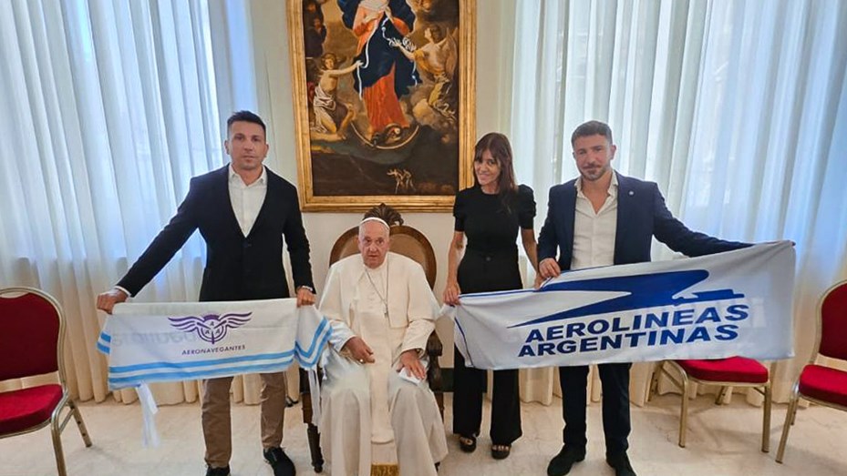 El Papa se fotografió aeronavegantes y una bandera de respaldo a Aerolíneas Argentinas