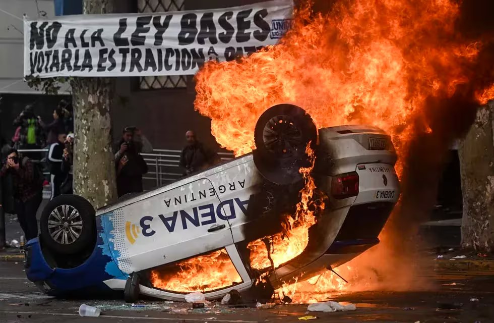 Incidentes en el Congreso: prendieron fuego el auto de Cadena 3