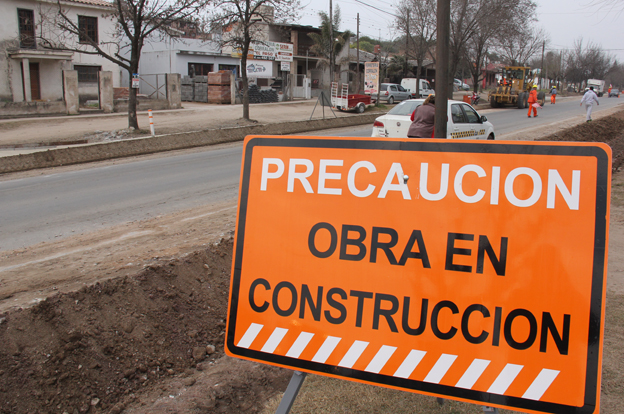 El Gobierno le pide a provincias y municipios terminar las obras públicas o devolver la plata