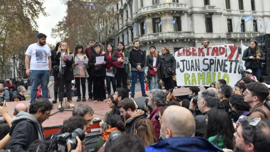 Movilización frente a Casa Rosada para pedir por la liberación de los detenidos en el Congreso