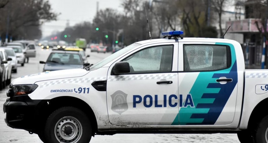 Dos delincuentes asaltaron a un jubilado y lo ataron con calzoncillos y cordones