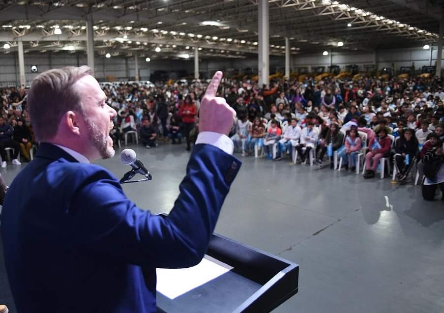 Gastón Granados encabezó la jura a la bandera de más de 4000 alumnos de Ezeiza