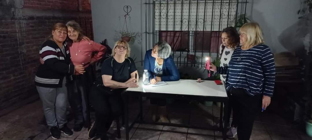 Vecino del barrio Storni Ezeiza juntaron firma para reclamar por los corte masivo de luz y mantenimientos