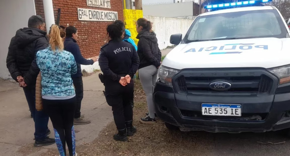 Padre denunciaron que la escuela proyectó película que incluía violaciones y canibalismo en La Plata