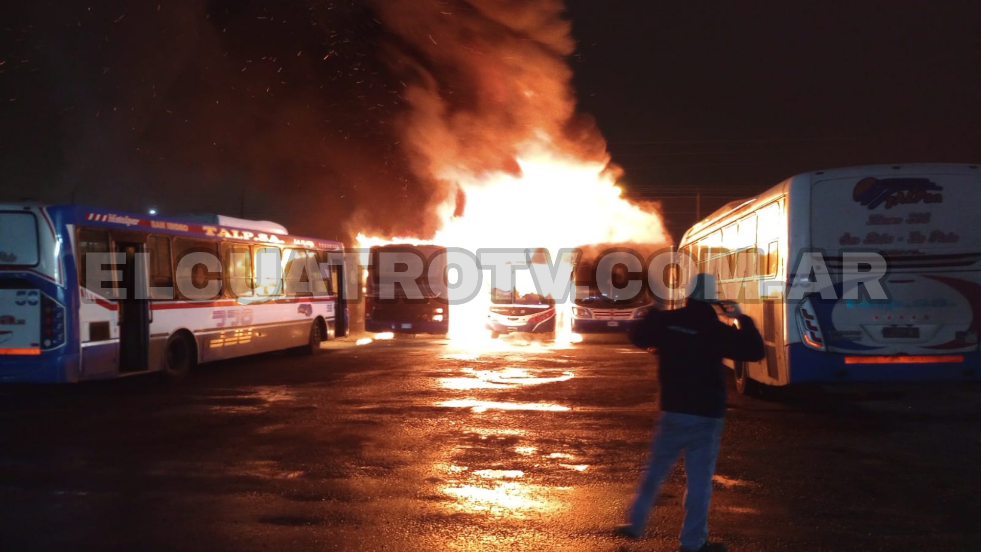 Voraz incendio en una terminal de colectivos en La Tablada: al menos 15 unidades destruidas