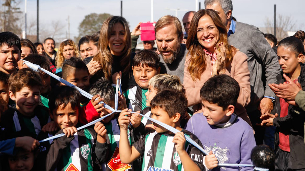 Tolosa Paz y Granados inauguraron un playón multideportivo y acordaron realizar obras de urbanización