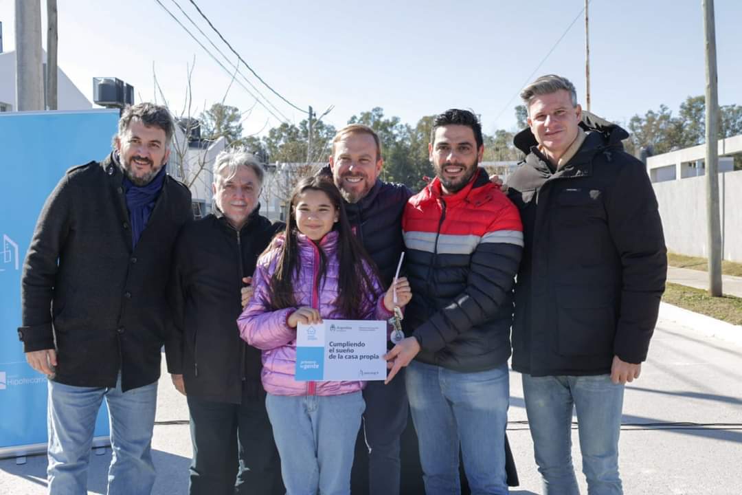 Scatolini encabezó una nueva entrega de viviendas en Ezeiza y Canning