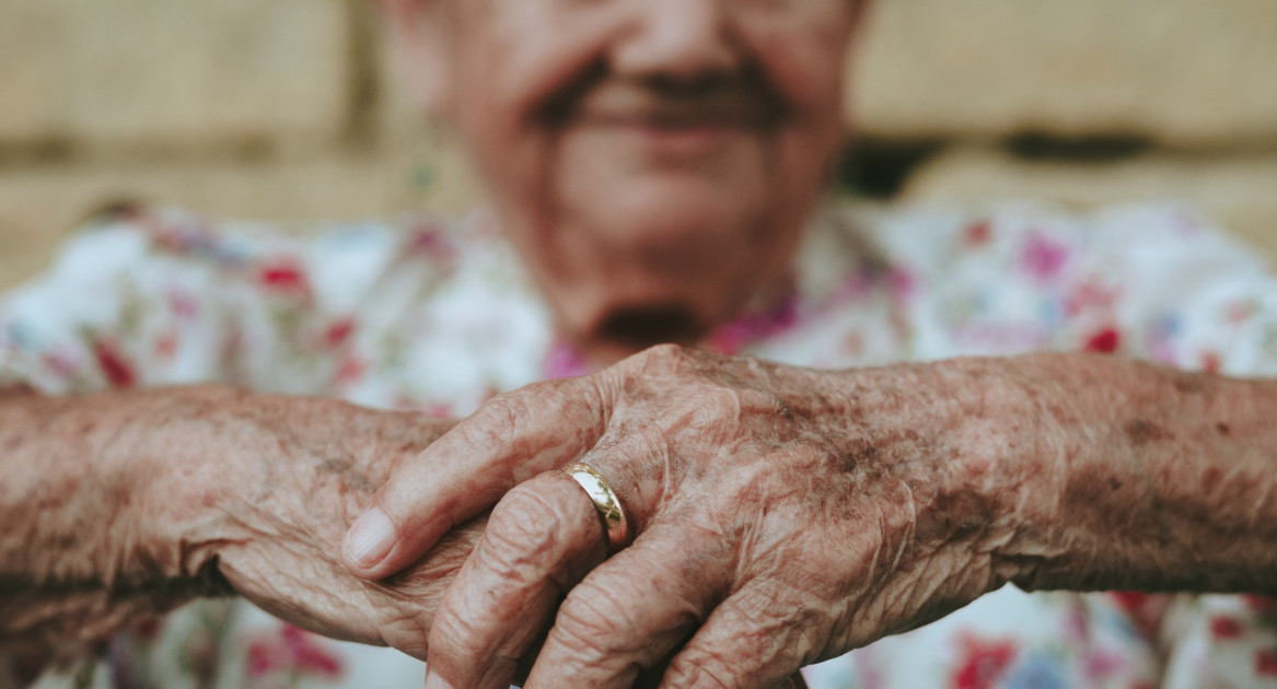 Una joven de 21 años le pidió la cuota alimentaria a su abuela: la respuesta de la Justicia