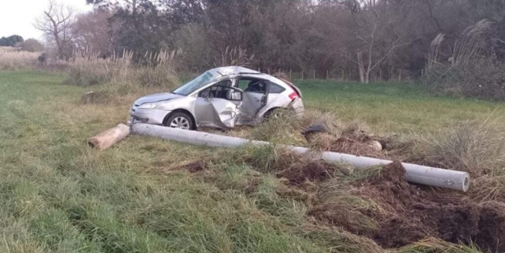 Murió un hombre en la ruta 88 al despistarse su vehículo y chocar contra un poste