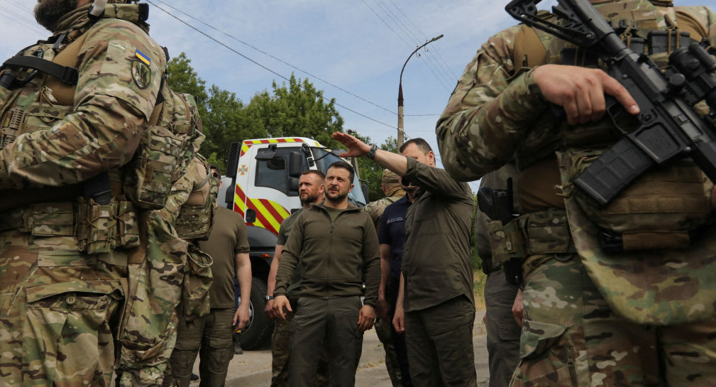 Zelenski va al frente: se reúne con el ejército para analizar la marcha de la contraofensiva ucraniana