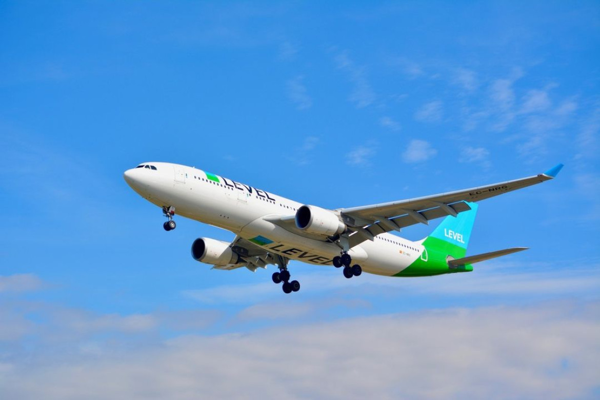 Conmoción en el Aeropuerto de Ezeiza: una mujer argentina de 46 años murió en pleno vuelo