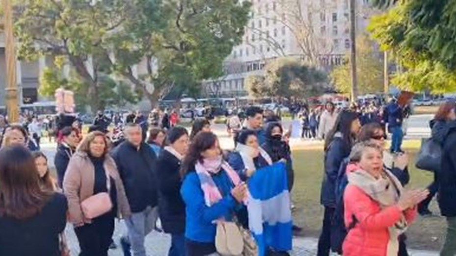 El padre de Loan se descompensó en medio de la marcha realizada en el Obelisco