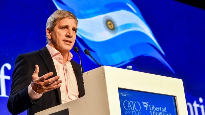 Caputo: “La gente tendrá que vender dólares para pagar impuestos”